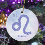 Schönes Leo Astrologie Zeichen Personalisiert Lila Keramik Ornament<br><div class="desc">Dieses hübsche,  personalisierte lila und Lavendel Leo Weihnachtsschmuck zeigt Ihr astrologisches Zeichen aus dem Zodiac in einem schönen Funkeln wie die Sternbilder. Passen Sie dieses niedliche Geschenk mit Ihrem Namen in einem wunderschönen kursiven Skript für jemanden mit einem späten Juli oder frühen August Geburtstag.</div>