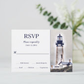 Schönes Leuchtturm Nautical Beach Wedding RSVP Karte (Stehend Vorderseite)