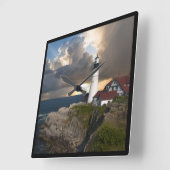 Schönes Leuchtturm über der Uhr der Wall des Ocean (Winkel)