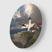 Schönes Leuchtturm über die Uhr der Wall des Ozean (Winkel)