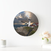 Schönes Leuchtturm über die Uhr der Wall des Ozean (Zuhause)