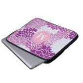 Schönes lila Blumenmuster Monogramm Laptopschutzhülle (Vorne Knopf)