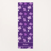 Schönes Lila Floral Daisy Blume Monogramm Yogamatte (Vorderseite)