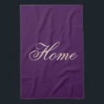 Schönes Lila Küchentuch<br><div class="desc">Creme und lila Küchen-Teetuch. Der lila Hintergrund kann zur Koordination mit der Küche auf eine beliebige Farbe umgeschaltet werden. Der Creme-Zuhause-Text kann personalisiert sein oder Text kann entfernt werden.</div>
