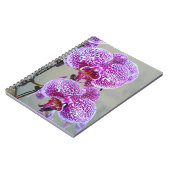 Schönes Lila Nah-Up-Foto mit weißem Orchid Notizblock (Linke Seite)