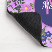 Schönes lila vintage Blumenmuster Monogramm Mousepad (Ecke)