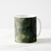 Schönes Luchs auf einem Felsen Kaffeetasse (VorderseiteRechts)