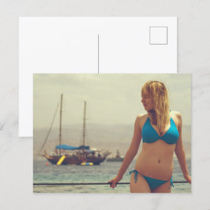 Schönes Mädchen am Strand Postkarte