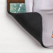 Schönes Mädchen, das ein Weihnachtsgeschenk hält Mousepad (Ecke)