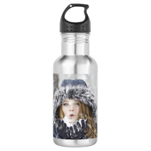 Schönes Mädchen im Winter mit Schnee Edelstahlflasche