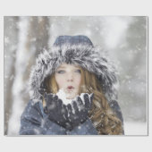 Schönes Mädchen im Winter mit Schnee Geschenkpapier (Flach)