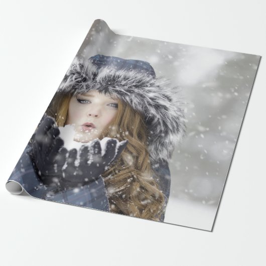 Schönes Mädchen im Winter mit Schnee Geschenkpapier (Ungerollt)