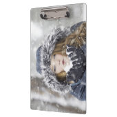 Schönes Mädchen im Winter mit Schnee Klemmbrett (Links)