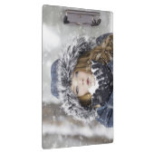 Schönes Mädchen im Winter mit Schnee Klemmbrett (Rechts)