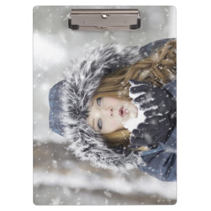 Schönes Mädchen im Winter mit Schnee Klemmbrett