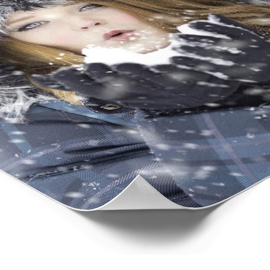 Schönes Mädchen im Winter mit Schnee Poster (Ecke)