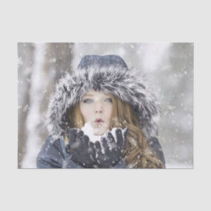 Schönes Mädchen im Winter mit Schnee Seidenpapier