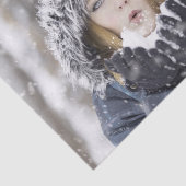 Schönes Mädchen im Winter mit Schnee Seidenpapier (Ausschnitt)