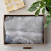 Schönes Mädchen im Winter mit Schnee Seidenpapier (Geschenk)