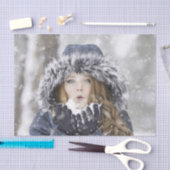 Schönes Mädchen im Winter mit Schnee Seidenpapier (Handwerk)