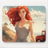 Schönes Mädchen in Rot am Strand Mousepad (Vorne)