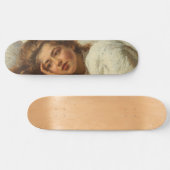 Schönes Mädchen liegt im Bett mit rotem Haar Skateboard (Horizontal)