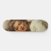 Schönes Mädchen liegt im Bett mit rotem Haar Skateboard (Horizontal)