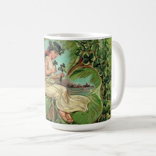 Schönes Mädchen mit Kleeblättern Kaffeetasse (VorderseiteRechts)