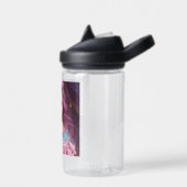 Schönes Mädchen mit rosafarbenen Blume in ihrer Ha Trinkflasche (Links)