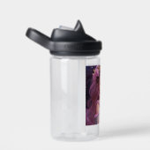 Schönes Mädchen mit rosafarbenen Blume in ihrer Ha Trinkflasche (rechts)