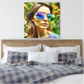 Schönes Mädchen mit Sonnenbrille Reflektion Blume Leinwanddruck (Insitu (Schlafzimmer))