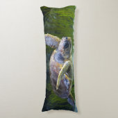 Schönes Meeresschildkrötenschwimmen Seitenschläferkissen (Vorderseite Vertikal)