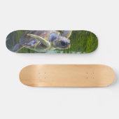 Schönes Meeresschildkrötenschwimmen Skateboard (Horizontal)