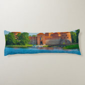 Schönes mittelalterliches Schloss am Blue Lake Seitenschläferkissen (Rückseite)