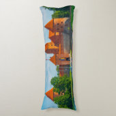 Schönes mittelalterliches Schloss am Blue Lake Seitenschläferkissen (Vorderseite Vertikal)