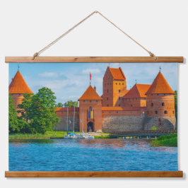 Schönes mittelalterliches Schloss am Blue Lake Wandteppich Mit Holzrahmen