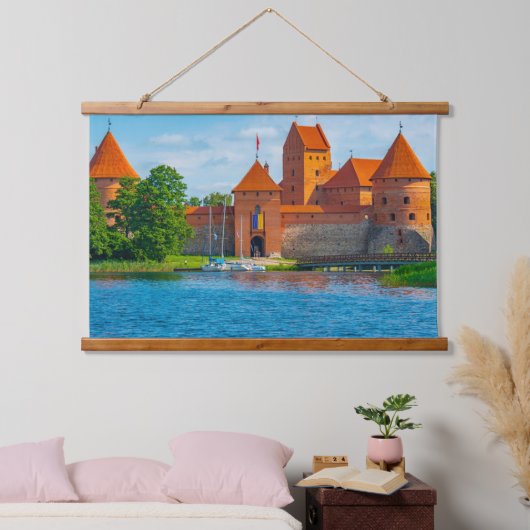 Schönes mittelalterliches Schloss am Blue Lake Wandteppich Mit Holzrahmen (Schlafzimmer)