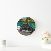Schönes Motorrad am See Runde Wanduhr (Zuhause)