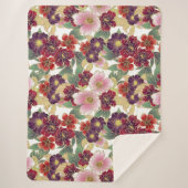 Schönes Muster mit grün-rosa floralen Elementen Sherpadecke (Vorderseite)