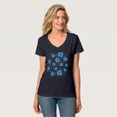 Schönes Muster von sanften Blumen T-Shirt (Vorderseite Vollansicht)