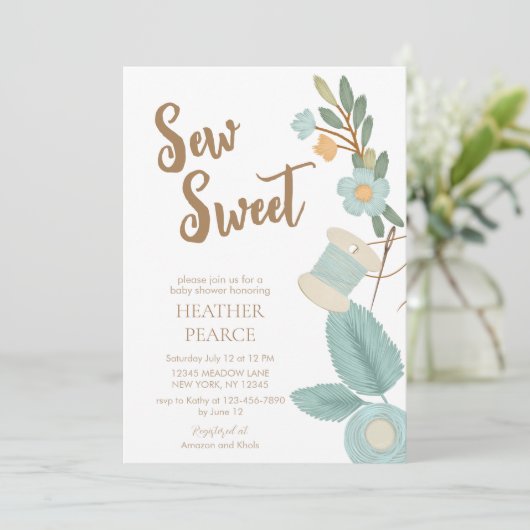 Schönes Nähen bestickte Blume Boy Babydusche Einladung (Stehend Vorderseite)