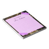 Schönes Niedliches Lila vom Schreibtisch des Lehre Notizblock (angewinkelt)