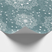 schönes Packpapier mit Schneeflocken im Winter (Ecke)
