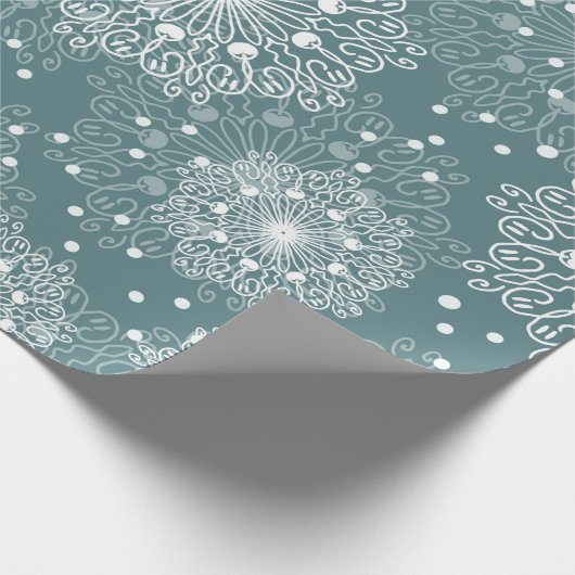 schönes Packpapier mit Schneeflocken im Winter (Ecke)