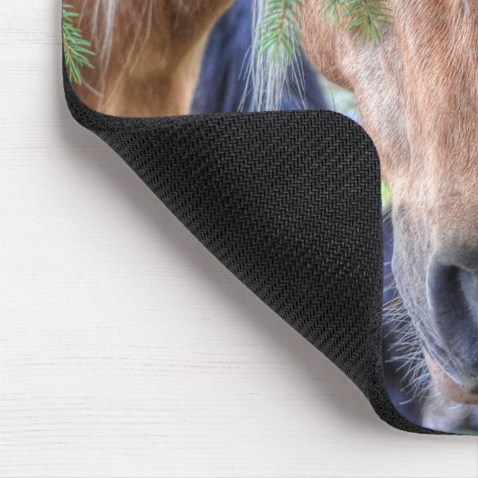 Schönes Palomino Paint Horse & Branchen im Regen Mousepad (Ecke)