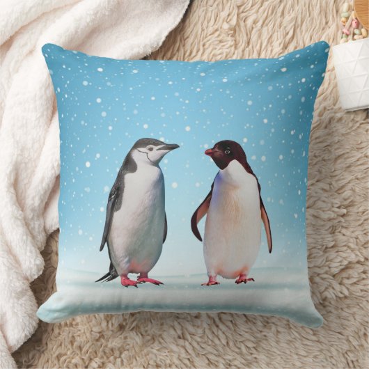 Schönes Penguin Couple auf Light Blue Kissen (Decke)