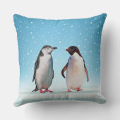 Schönes Penguin Couple auf Light Blue Kissen (Rückseite)