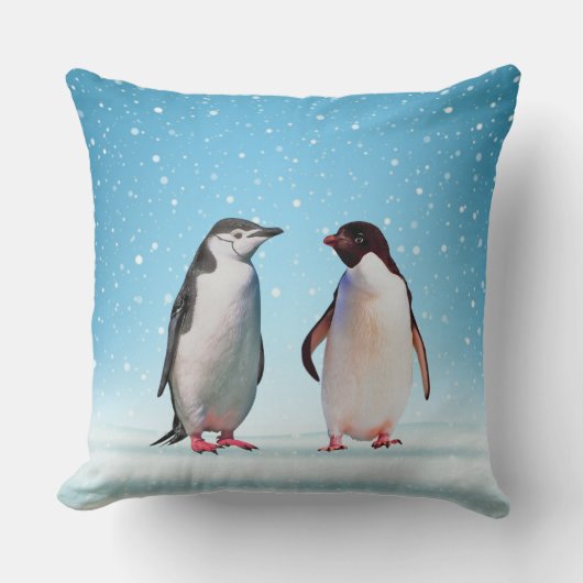 Schönes Penguin Couple auf Light Blue Kissen (Vorderseite)
