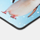 Schönes Penguin Couple auf Light Blue Schreibtischunterlage (Ecke)