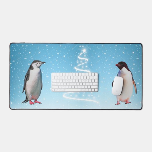 Schönes Penguin Couple auf Light Blue Schreibtischunterlage (Tastatur & Maus)